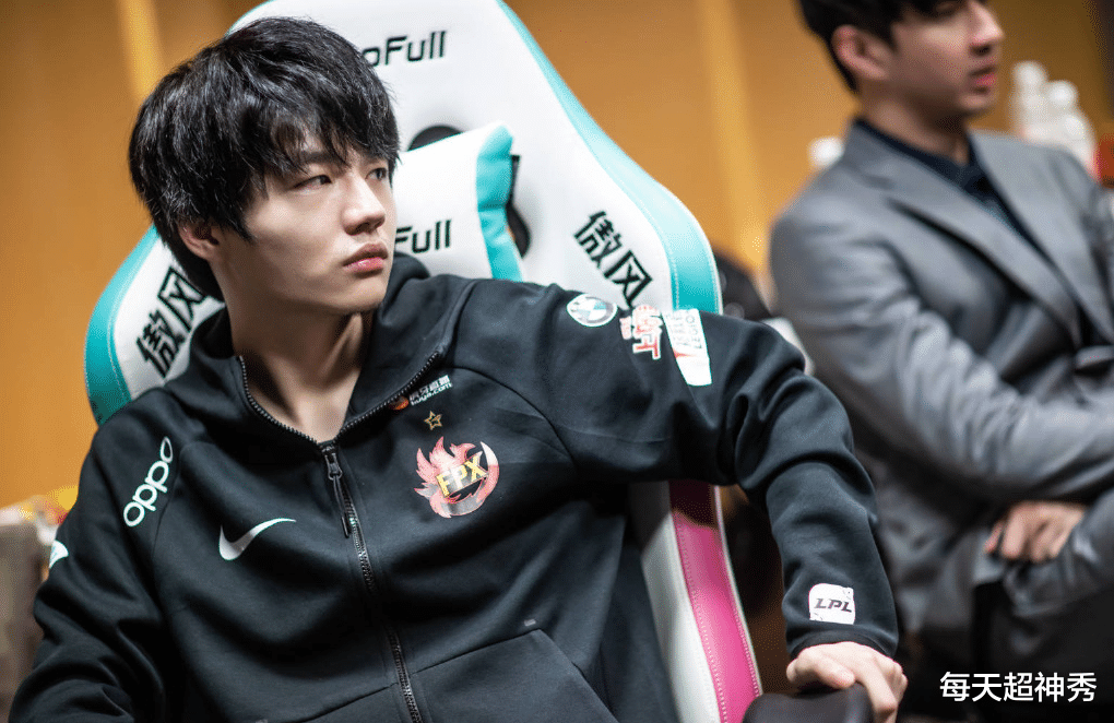 fpx战队|Lwx卡莎五杀！FPX击败ES收获连胜，Doinb无辜被CUE