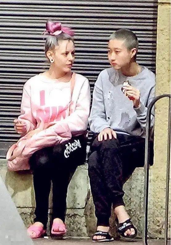 【成龙】成龙也不管管女儿！与同性妻子街头抽烟惹人疼，长相越来越抱歉了