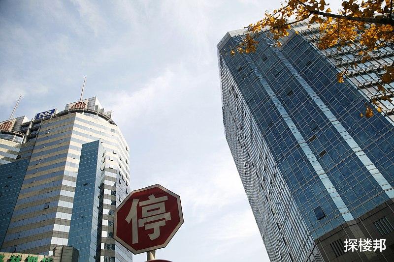 当之无愧的水泥钢铁之王，一夜之间异常短缺，只因有85亿平米在建工程