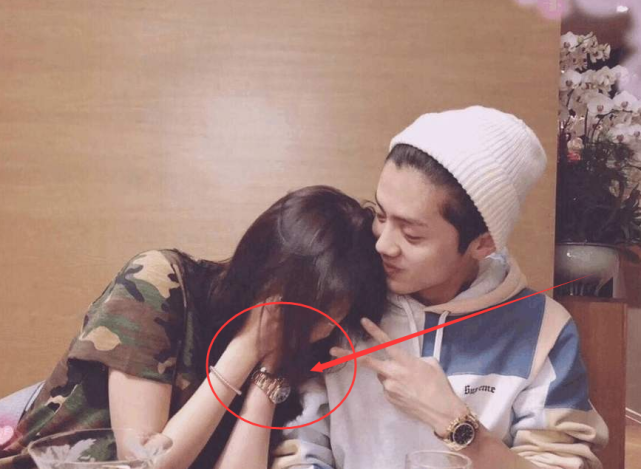 鹿晗@关晓彤和吴磊同台,谁注意她手腕上戴的?这是对鹿晗的最大尊重