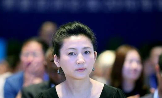 王小丫|她曾是央视名嘴，二婚嫁给副委员长，今50岁却膝下无子