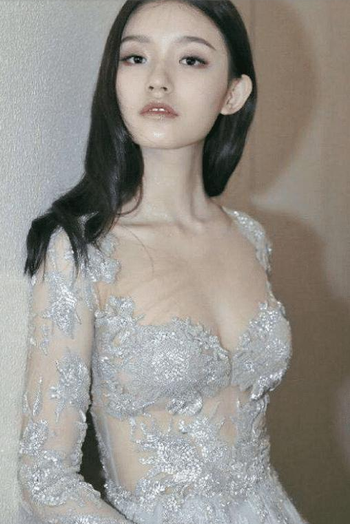 「童菲」当24岁林允撞上30岁的童菲，同穿鱼鳞裙，谁输谁赢一眼就能看出来