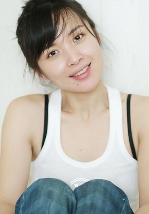 靳东|李佳42岁嫁给靳东，一家四口幸福美满！这就是嫁给了爱情的模样