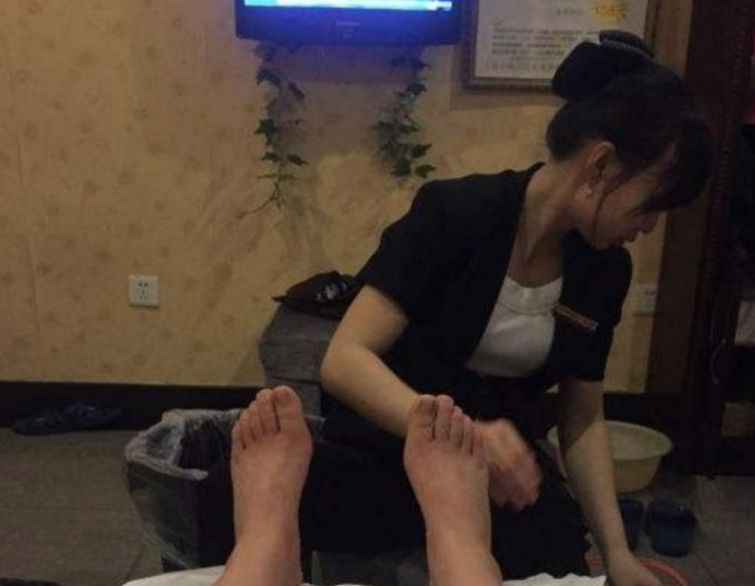 迪丽热巴|足疗店女店员五官似热巴,侧颜像张天爱,令无数男网友前往“洗脚”