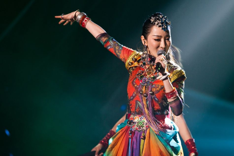 萨顶顶|曾四登春晚洋相百出，与丈夫认识90分钟就结婚，后37岁仍美如当初