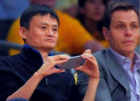 马云|为啥马云经常换手机，却从不用国产的华为，而是用美国的iPhone？