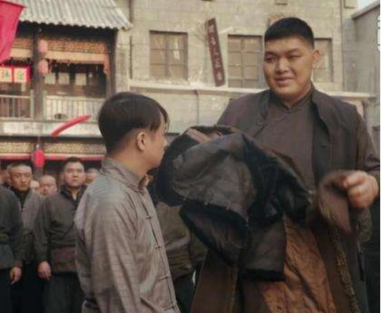 吴京@他长相奇丑却被吴京发掘，拍戏十年只有五部作品，如今上演逆袭