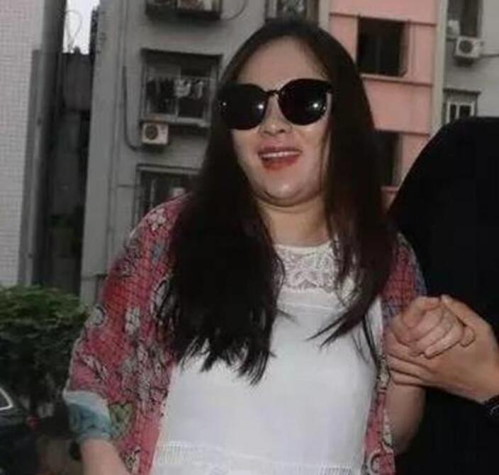 马思纯|女星卸妆后变路人，32岁马思纯素颜在观众席，胖到认不出