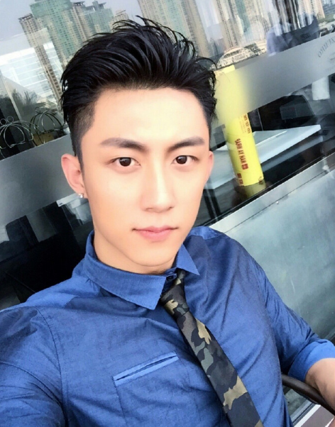 #向往的生活#李沁和黄景瑜拍新戏，两人天台上演“熊抱”，看到背影莫名想笑！