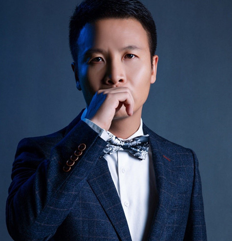 『张浩』他闲暇之余拍了一部电影火爆全中国， 香港影视大佬都给他当配角