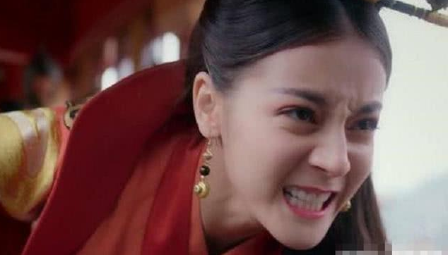 迪丽热巴|同是演愤怒:亦菲张嘴,杨颖瞪眼,热巴咬牙,而她一个眼神就够了