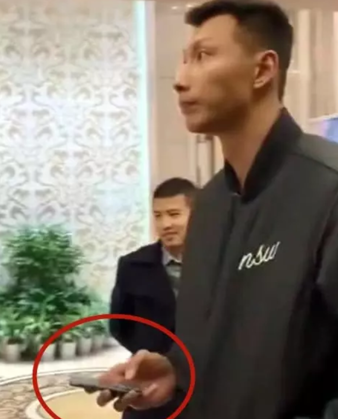 姚明▲巨人用手机有多难？奥胖手机像麻将，阿联像是看手表，姚明：我想换大哥大