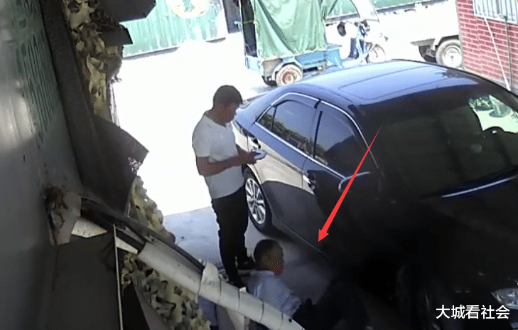 大城看社会|男子在车位上蹭空调午睡，倒霉车主没看到压到他，交警：小车主责