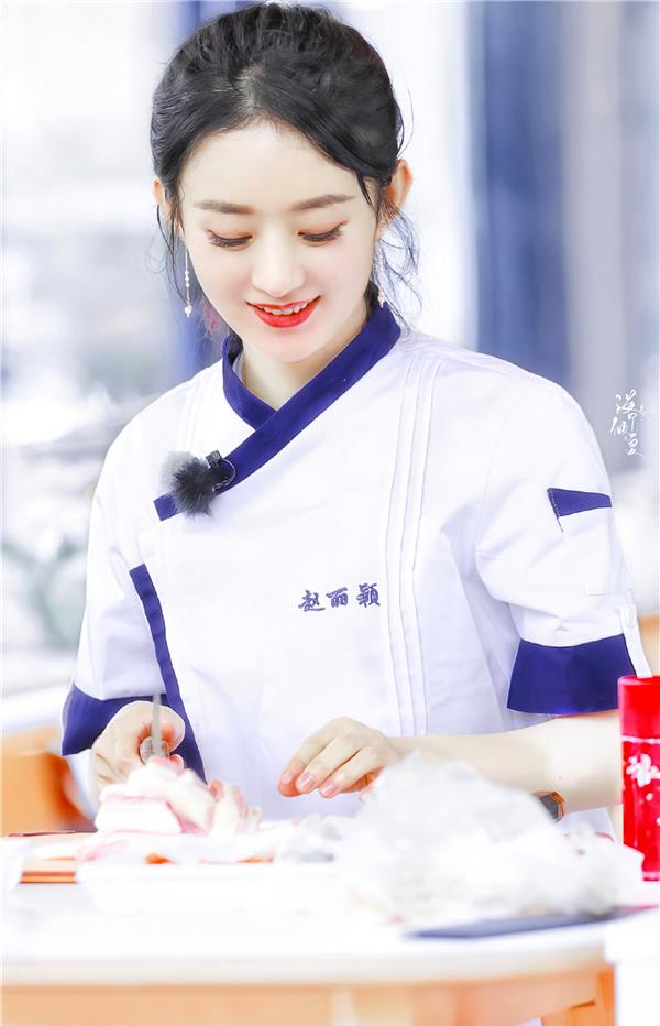 赵露思|都说赵露思是赵丽颖接班人，当两人同穿厨师装，差距一目了然