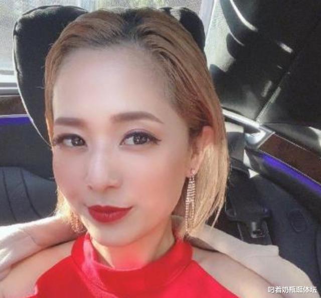 苍井空|37岁苍井空罕见晒出夫妻日常，庆祝结婚3周年，丈夫光头很抢镜