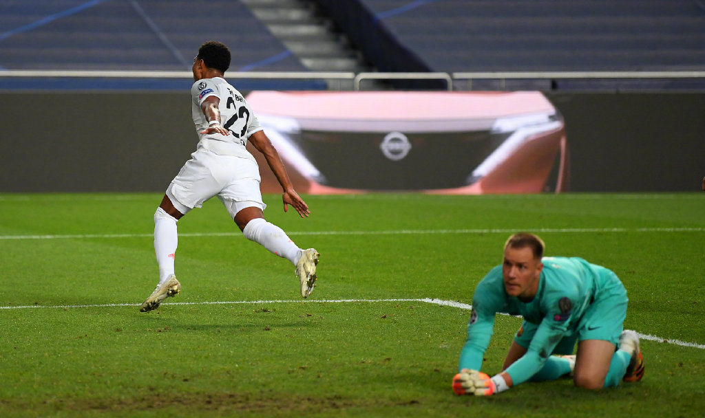 欧冠|8-2,欧冠五冠王踢疯了!巴萨遭遇最惨痛崩盘,梅西低头无语!