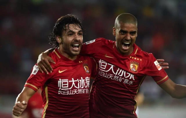 [金球奖]凌晨0点，国足再获利好！30岁金靴级归化射手启程回国，将转3次飞机