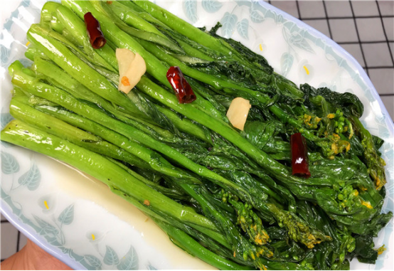 ▲炒青菜，万万不要直接下锅！老厨师教我诀窍，青菜翠绿爽口不发黄