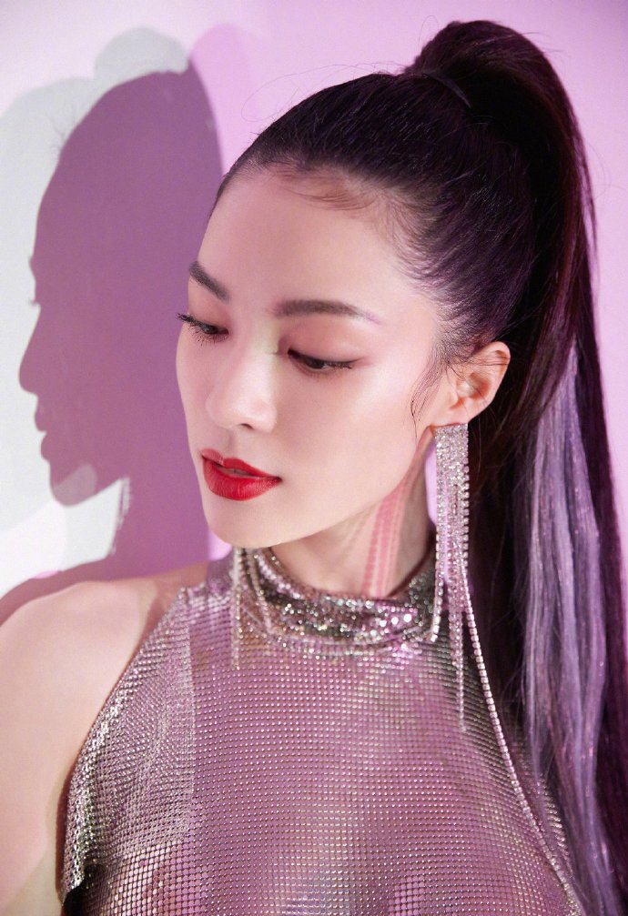 跨界歌王|新跨界歌王钟楚曦的造型又帅又飒！利落高马尾银色连衣裙，太撩人