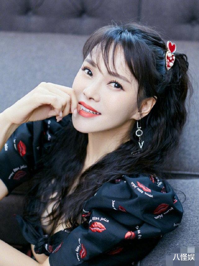 伊能静|姐姐伊能静最新美照，扎双马尾秀马甲线太少女，直呼C位出道！