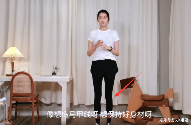 项链|关晓彤“健身照”过于真实了，下巴上一圈肥肉，腿却细到并不拢！