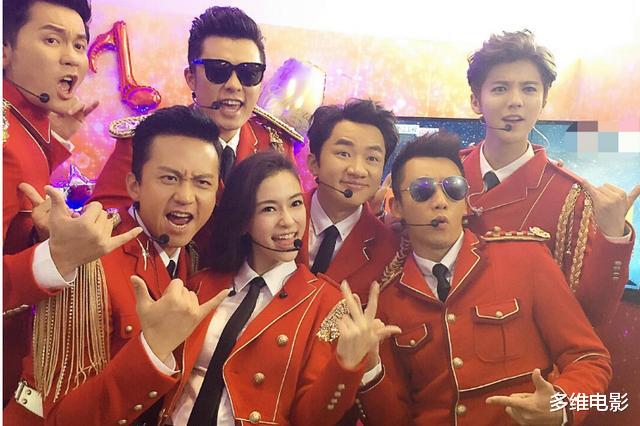 「关晓彤」关晓彤有多自信？《奔跑吧8》统一服装，唯独关晓彤穿成了高级款