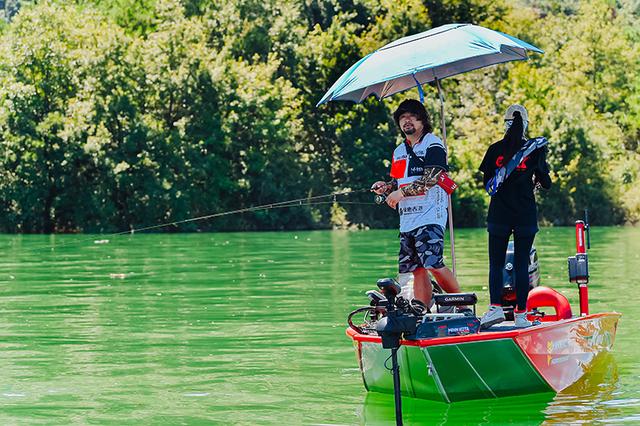 鲢鳙|什么是路亚钓法？你需要一艘路亚艇，还得有辆皮卡