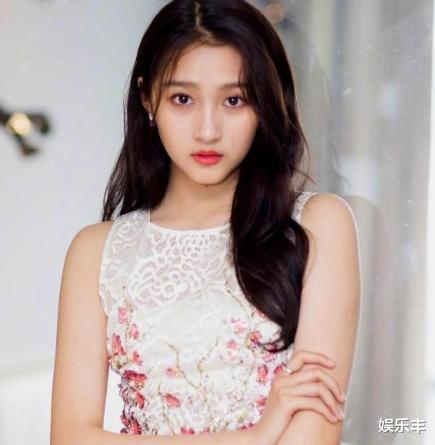 关晓彤■鞠婧祎、宋祖儿的初中照,杨紫的初中照,看到关晓彤:太真实了