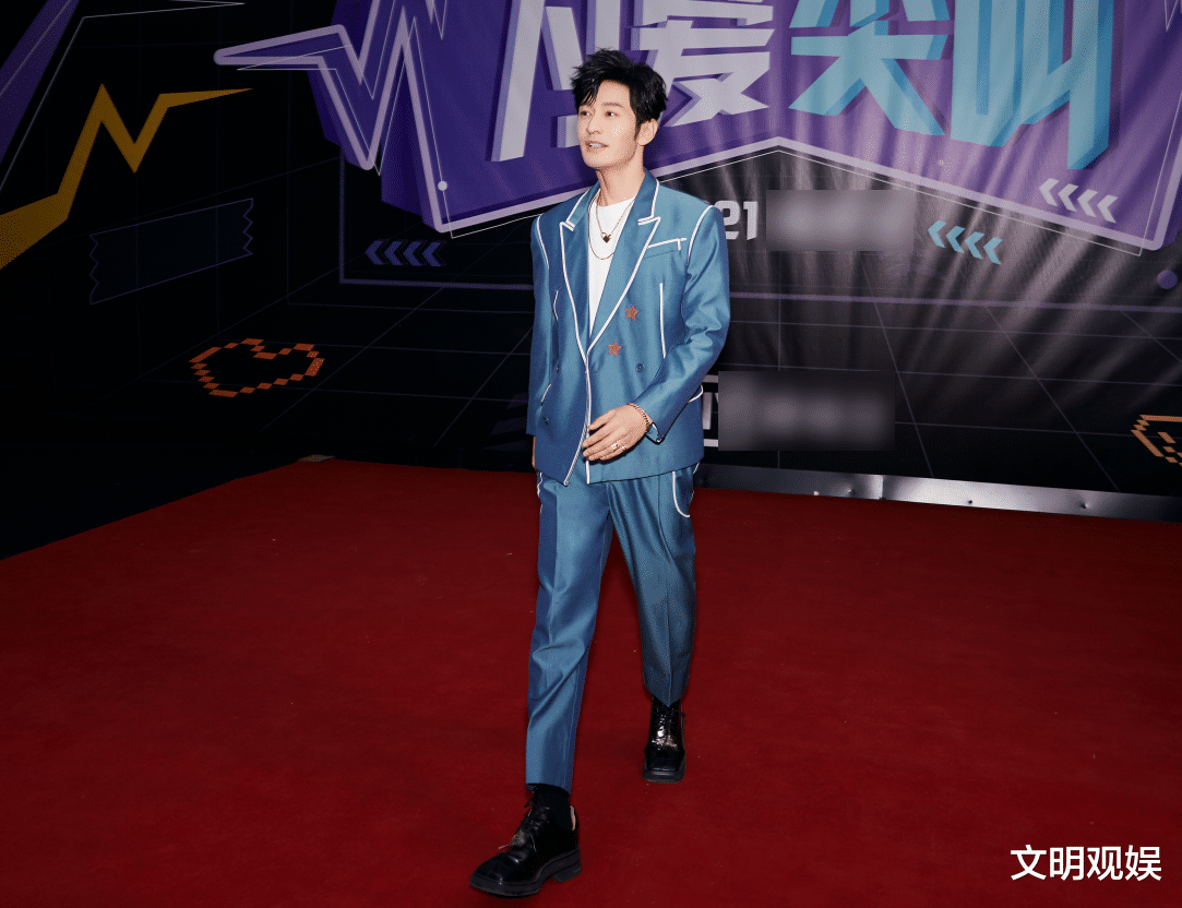 黄晓明|黄晓明风波后现身红毯,没有了修图师P图,脸部状态瞬间沧桑十岁