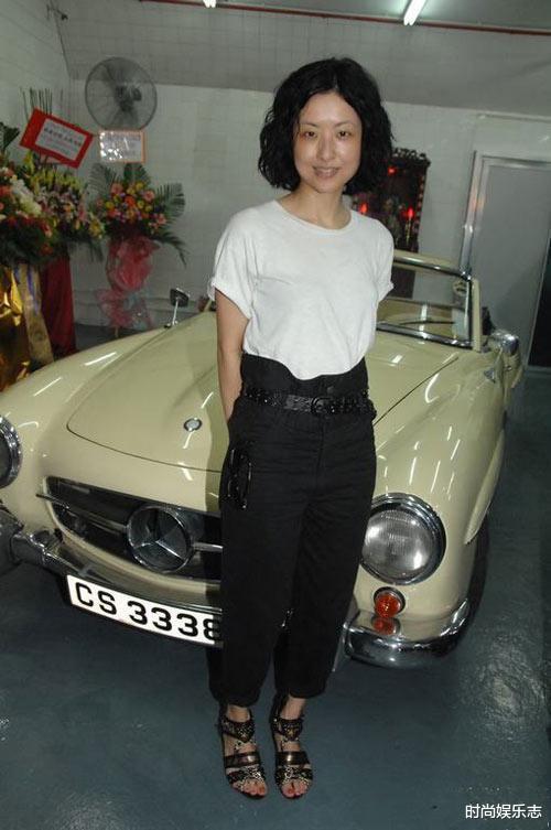 『徐濠萦』徐濠萦就是喜欢抢镜,长刘海遮眼比衣服还另类,品味真是独特