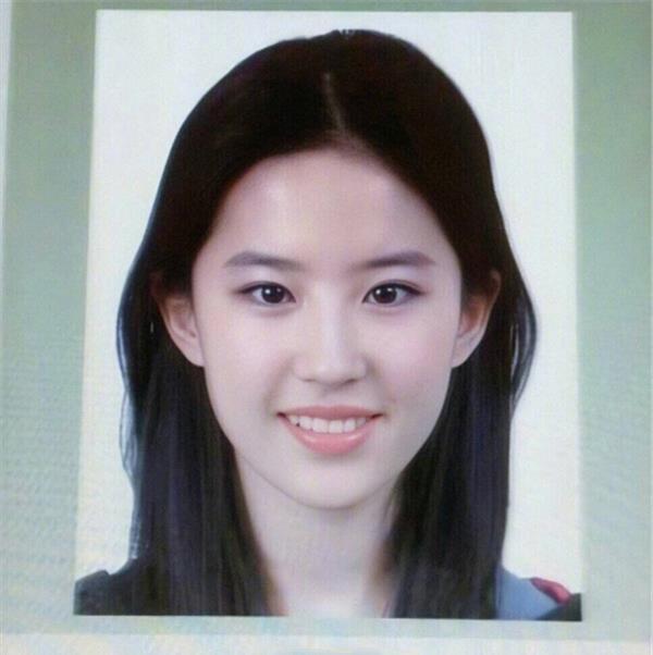 明星的早期证件照,赵丽颖爆痘,江疏影青涩,看到刘亦菲:精修过的吧?