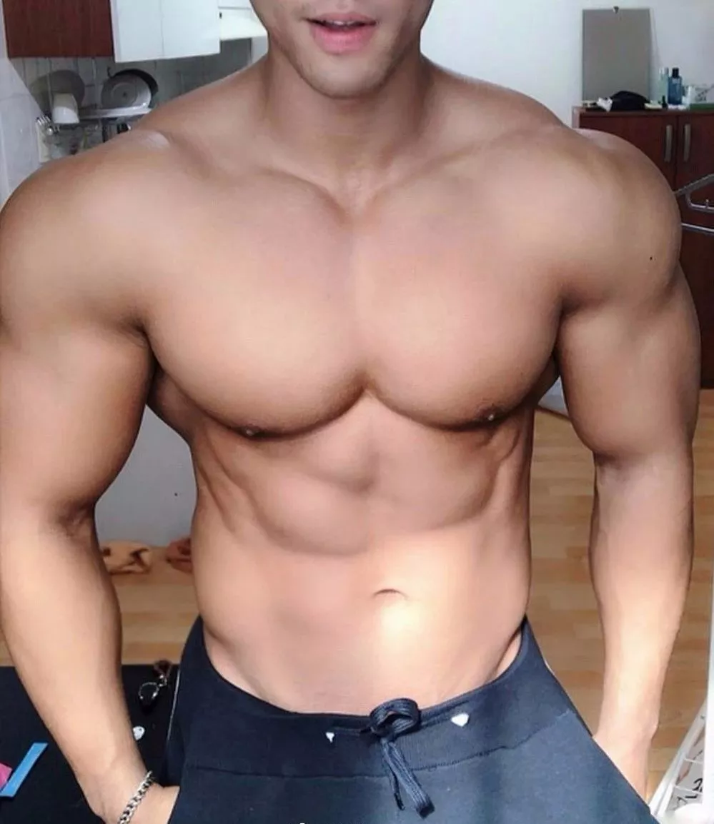 #胸肌#这就是胸肌撑爆衣服的快感，大到没朋友！