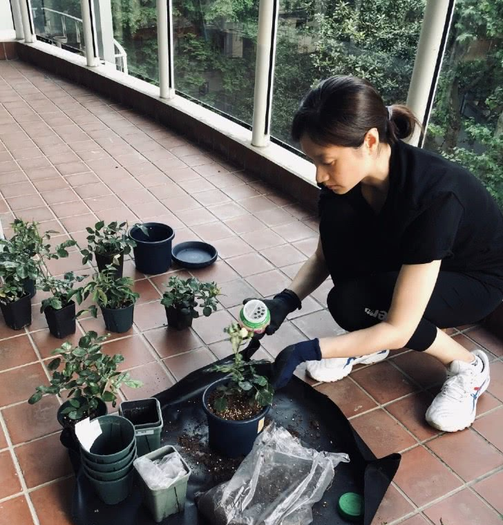 朱亚文▲朱亚文老婆也成花农，素颜现身暴露真实状态，从不化妆的女明星皮肤太真实了
