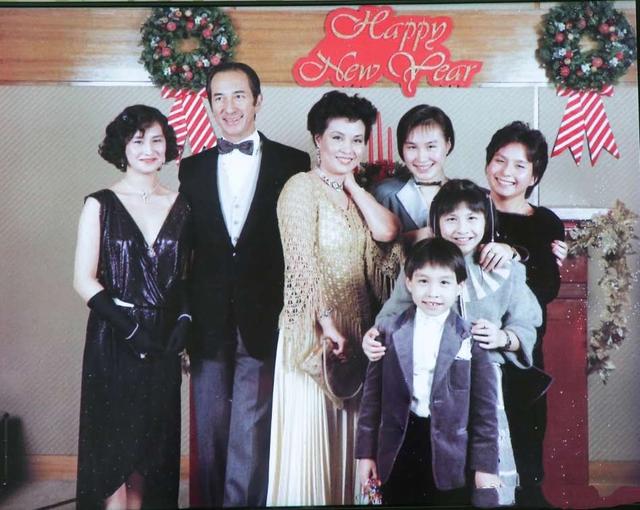 外套|赌王有个女儿从小时髦！V领裙配蛋卷头，合照时赌王就爱站她身边