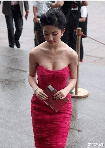 刘亦菲▲有种“放开”叫刘亦菲的纹身，当她一转身，粉丝：笑不出来