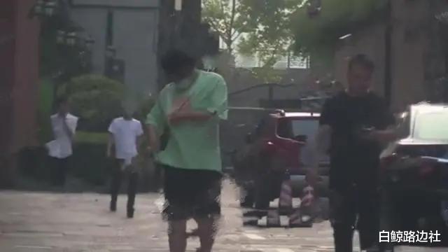 沈腾|沈腾好精力！与嫩女凌晨出入会所疑出轨，离开时检查衣服直奔机场