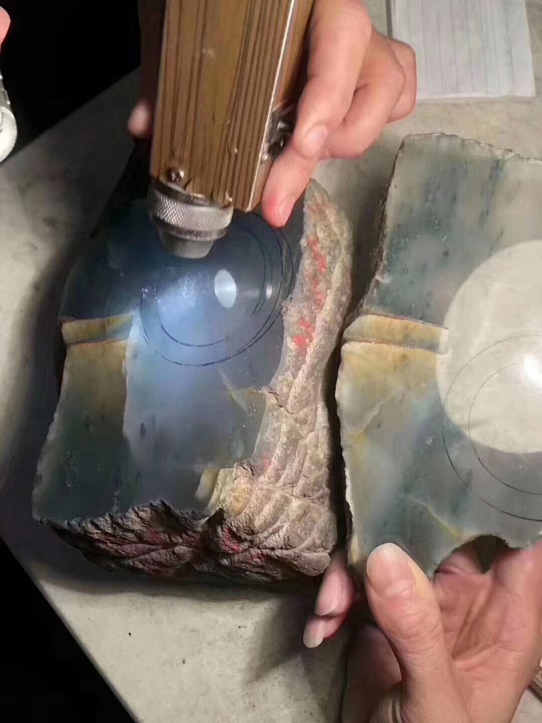 缅甸翡翠|市面上的缅甸翡翠原石为什么要开窗擦口呢