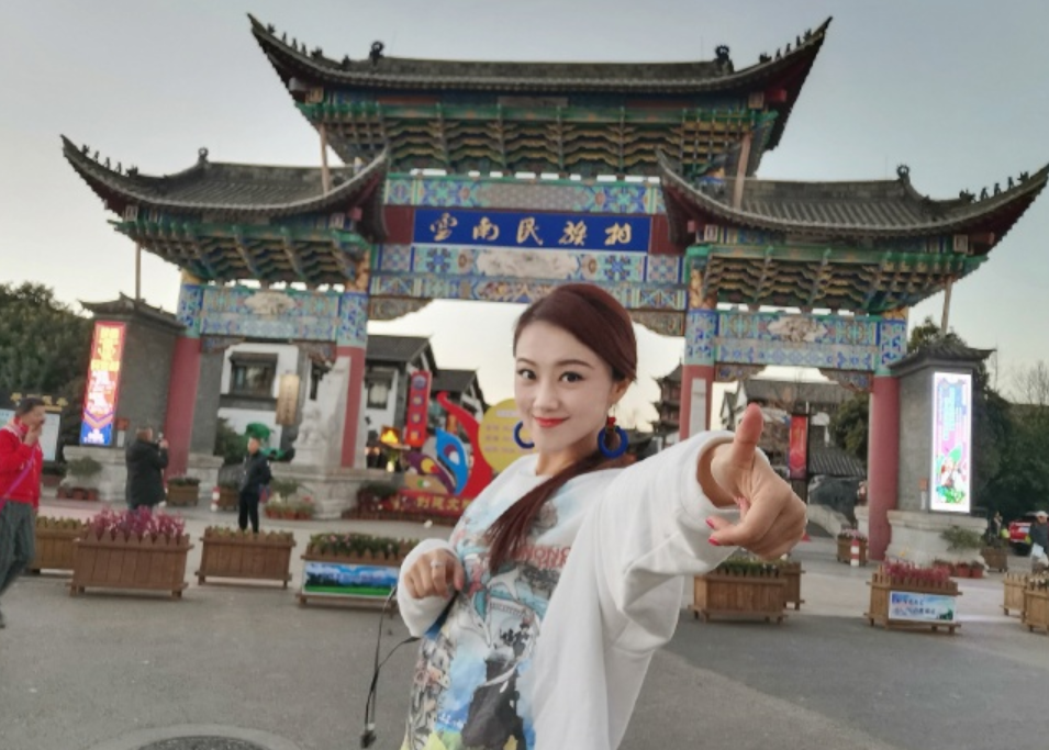 穿衣搭配■王小玮看着不像36岁，穿印花卫衣搭配运动裤出游，年轻20岁不止