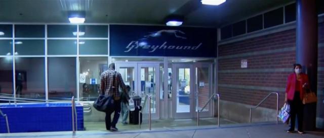 睹图|男子外出带回的行李箱散发臭味，家人打开发现里面竟装着女性尸体