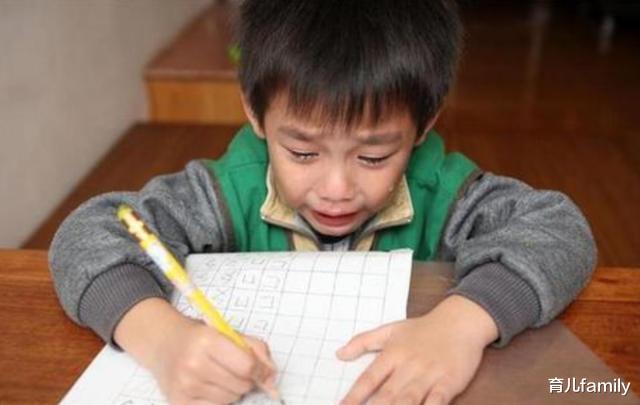 「」男孩名字足足“103笔”，在考场急得大哭，监考老师：我也写不来
