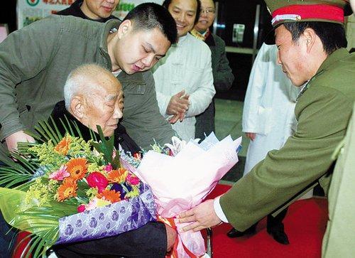 「日军」抗日老英雄隐姓埋名60年，身份不简单，直到儿子被枪杀才曝光