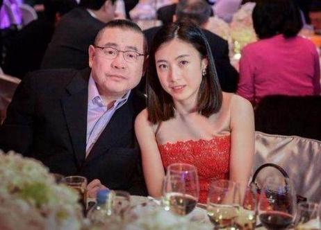 刘銮雄|刘銮雄女儿近况:一个大龄剩女,一个资产数十亿,一个山上捡垃圾