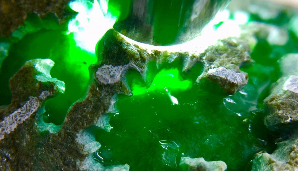 [翡翠]打工仔直播间拿下一源石，万众瞩目之下切开，成品出来闪瞎眼！