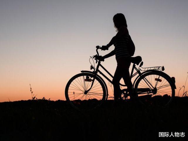 国际人物志 12岁少女骑自行车出门一夜未归，第二天她竟浑身是血死在家附近