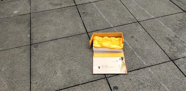 『王静』贵阳一小区连续三天有人高空扔下酒瓶,是结婚喜酒还印有新人名字