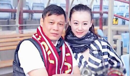 「范志毅」50岁范志毅为女儿过六一,33岁妻子反倒成亮点,网友称其美得不可方物