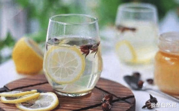 [牛排]吃西餐时，为啥服务员要上2杯“柠檬水”？如果随便喝就丢人了