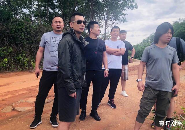 赵文卓@赵文卓当导演,戴墨镜手插裤袋勘景似大佬,新电影题材吸睛