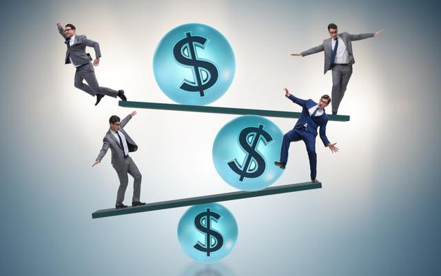 @当货币开始贬值时，对于普通人来说，应对的方法是什么？