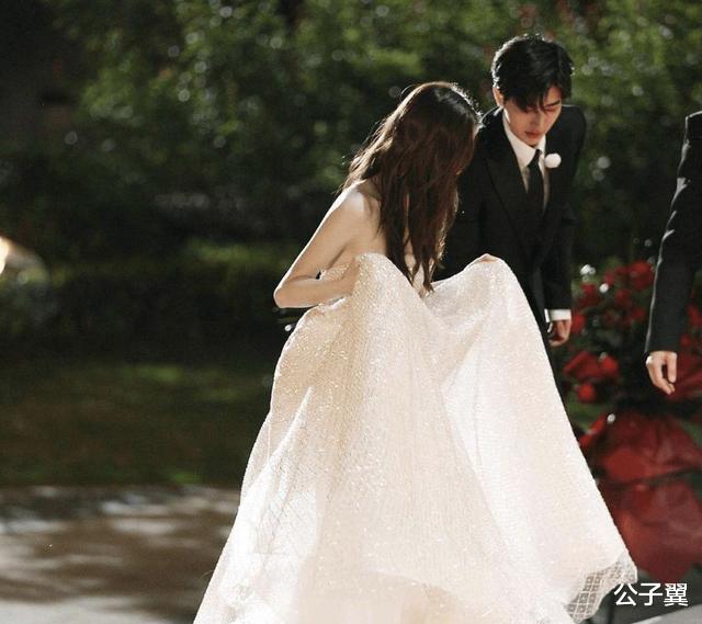 「奔跑吧兄弟」跑男首期录制结束，李晨晒全员合照，蔡徐坤沙溢站位暴露内部关系